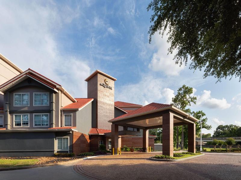 La Quinta Inn & Suites by Wyndham Houston Bush IAH image