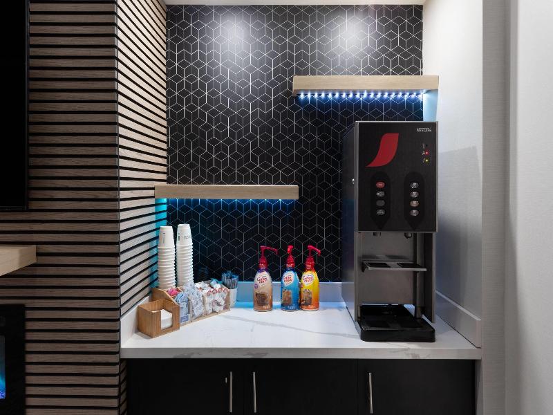 La Quinta Inn & Suites by Wyndham Houston Bush IAH image