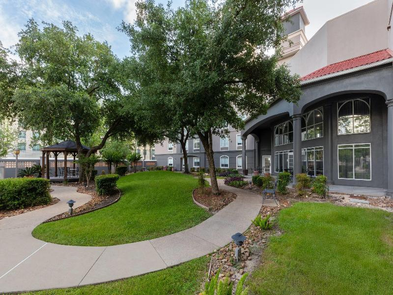 La Quinta Inn & Suites by Wyndham Houston Bush IAH image