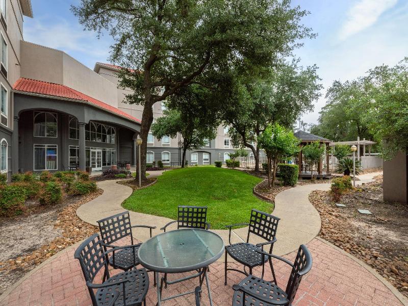 La Quinta Inn & Suites by Wyndham Houston Bush IAH image