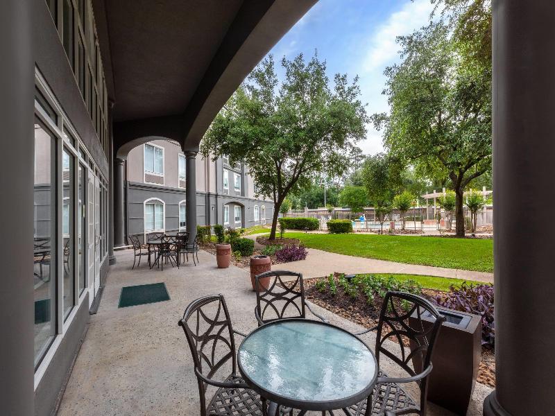 La Quinta Inn & Suites by Wyndham Houston Bush IAH image
