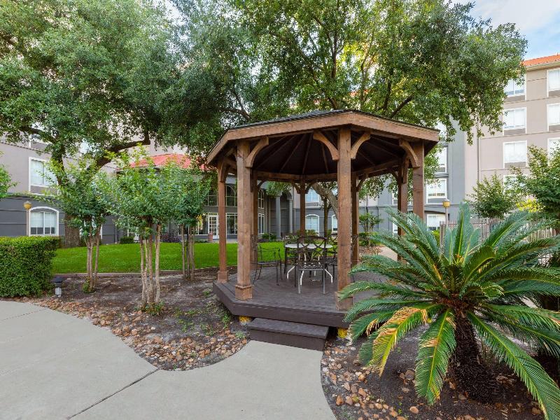 La Quinta Inn & Suites by Wyndham Houston Bush IAH image