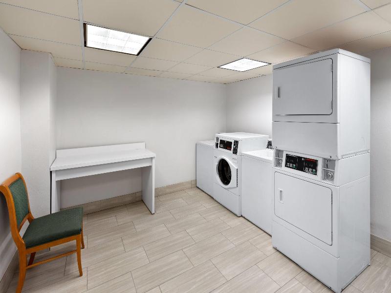 La Quinta Inn & Suites by Wyndham Houston Bush IAH image