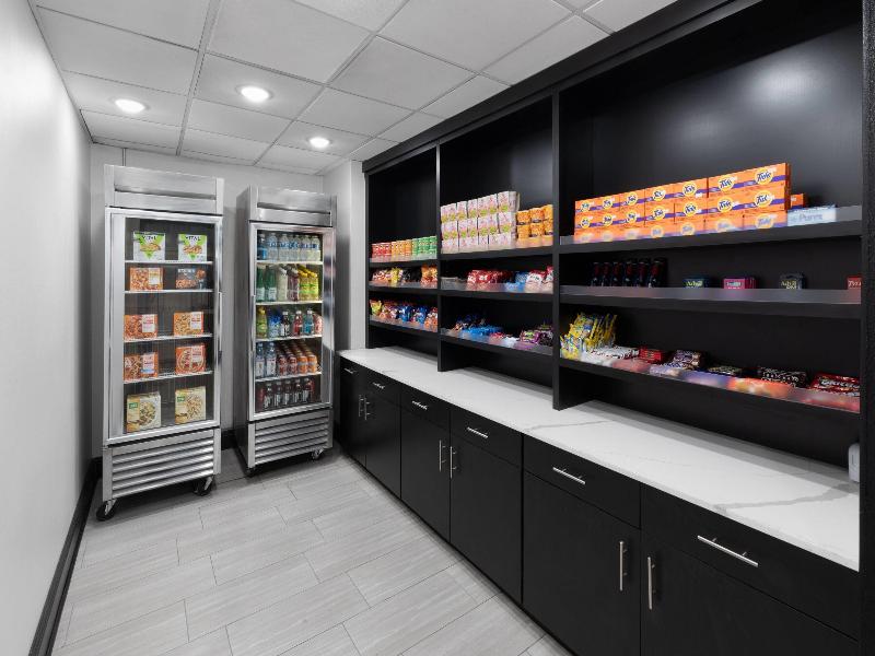 La Quinta Inn & Suites by Wyndham Houston Bush IAH image