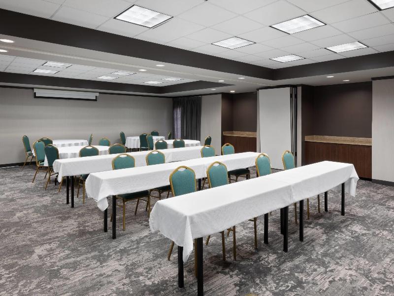 La Quinta Inn & Suites by Wyndham Houston Bush IAH image