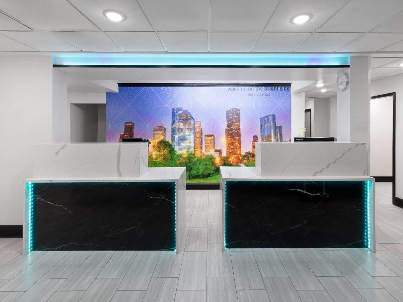 La Quinta Inn & Suites by Wyndham Houston Bush IAH image