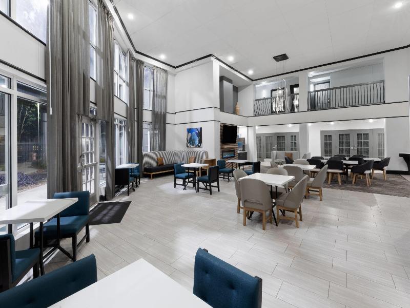 La Quinta Inn & Suites by Wyndham Houston Bush IAH image