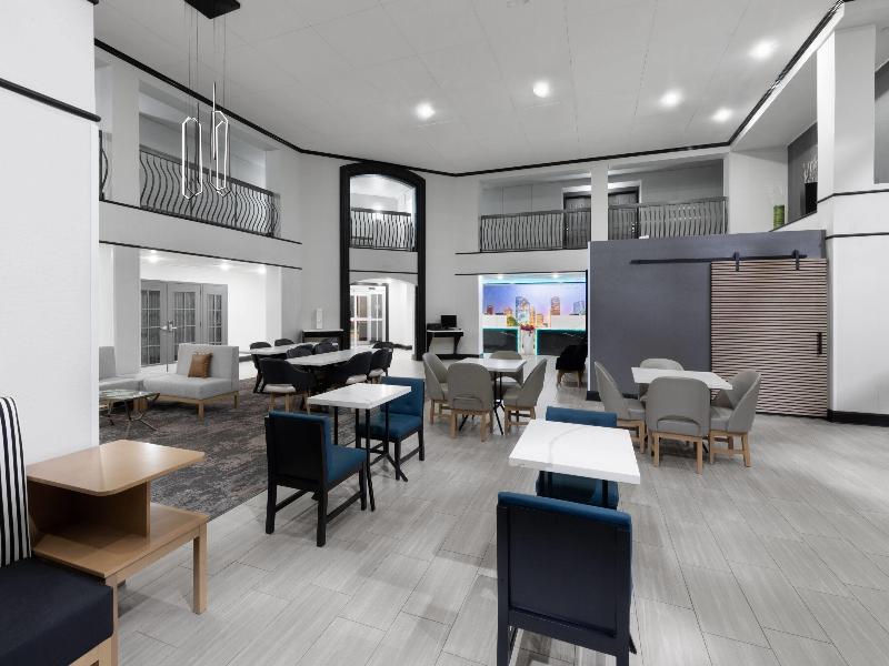La Quinta Inn & Suites by Wyndham Houston Bush IAH image