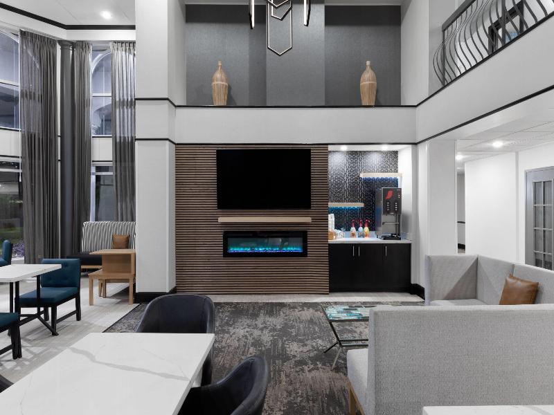 La Quinta Inn & Suites by Wyndham Houston Bush IAH image