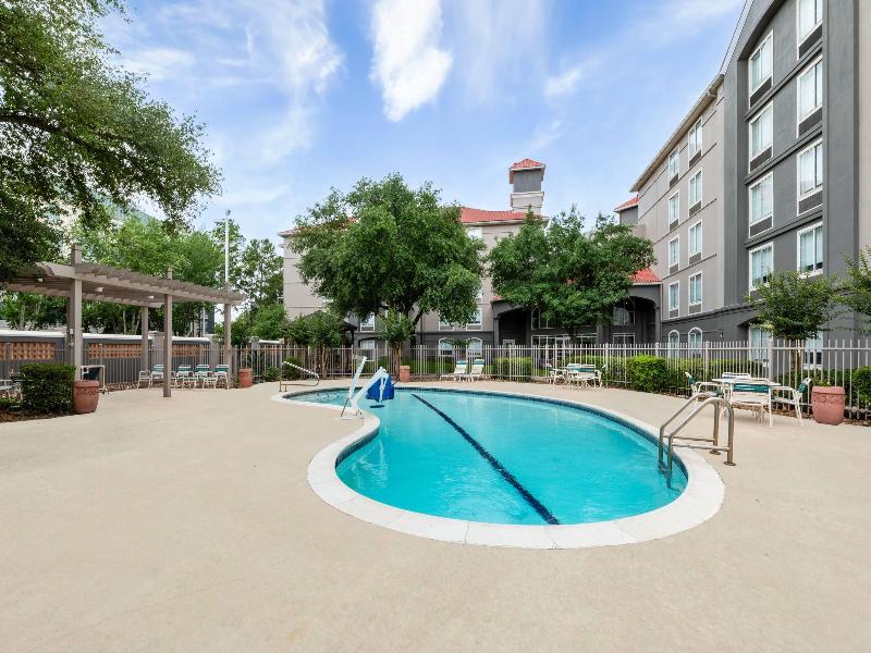 La Quinta Inn & Suites by Wyndham Houston Bush IAH image