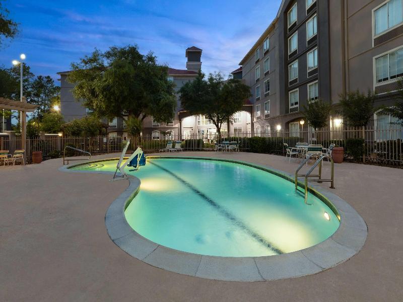 La Quinta Inn & Suites by Wyndham Houston Bush IAH image