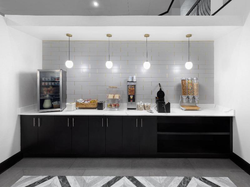 La Quinta Inn & Suites by Wyndham Houston Bush IAH image