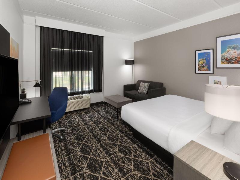 La Quinta Inn & Suites by Wyndham Houston Bush IAH image