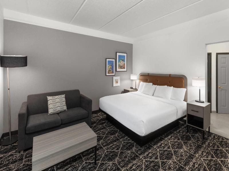 La Quinta Inn & Suites by Wyndham Houston Bush IAH image