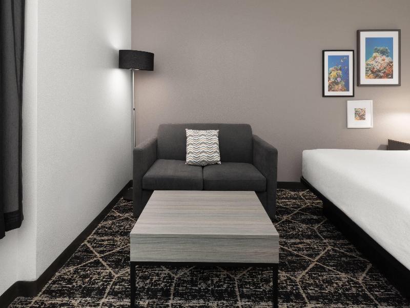 La Quinta Inn & Suites by Wyndham Houston Bush IAH image