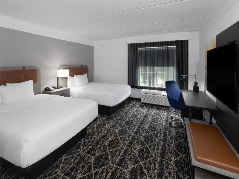 La Quinta Inn & Suites by Wyndham Houston Bush IAH image