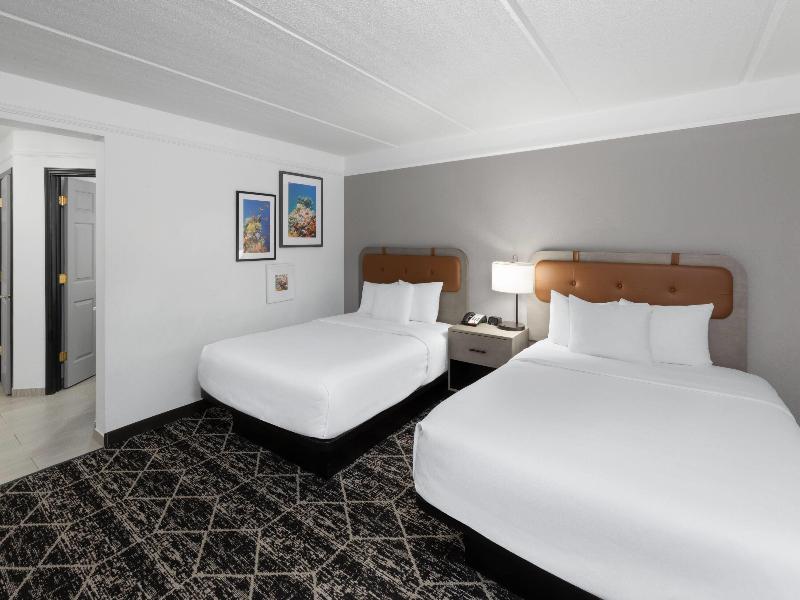 La Quinta Inn & Suites by Wyndham Houston Bush IAH image