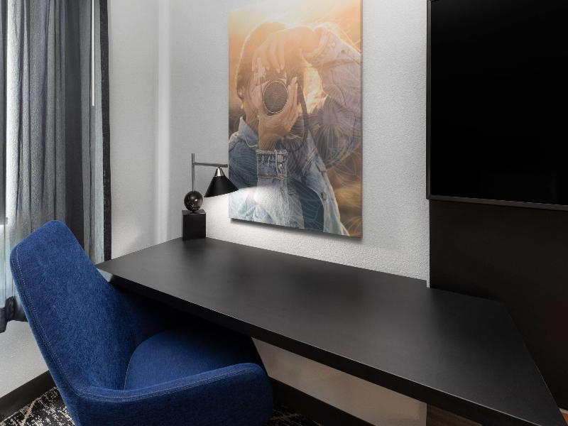 La Quinta Inn & Suites by Wyndham Houston Bush IAH image