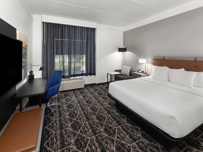 La Quinta Inn & Suites by Wyndham Houston Bush IAH image