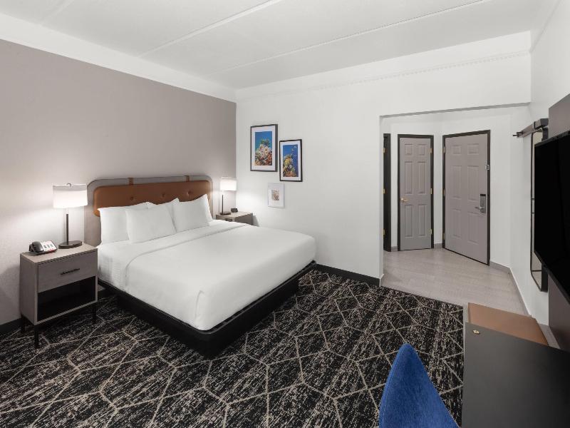 La Quinta Inn & Suites by Wyndham Houston Bush IAH image