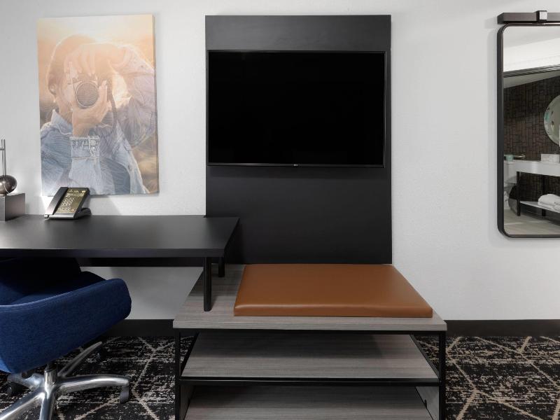 La Quinta Inn & Suites by Wyndham Houston Bush IAH image