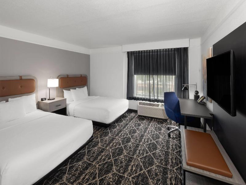 La Quinta Inn & Suites by Wyndham Houston Bush IAH image