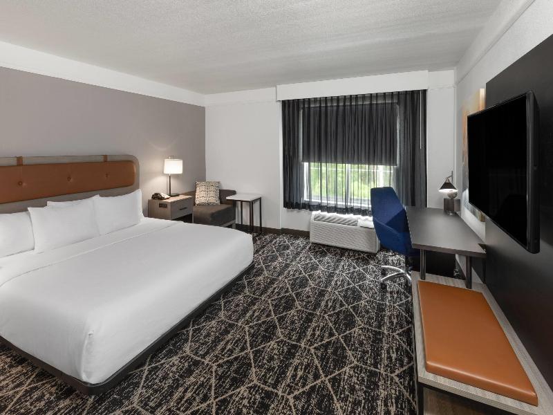 La Quinta Inn & Suites by Wyndham Houston Bush IAH image