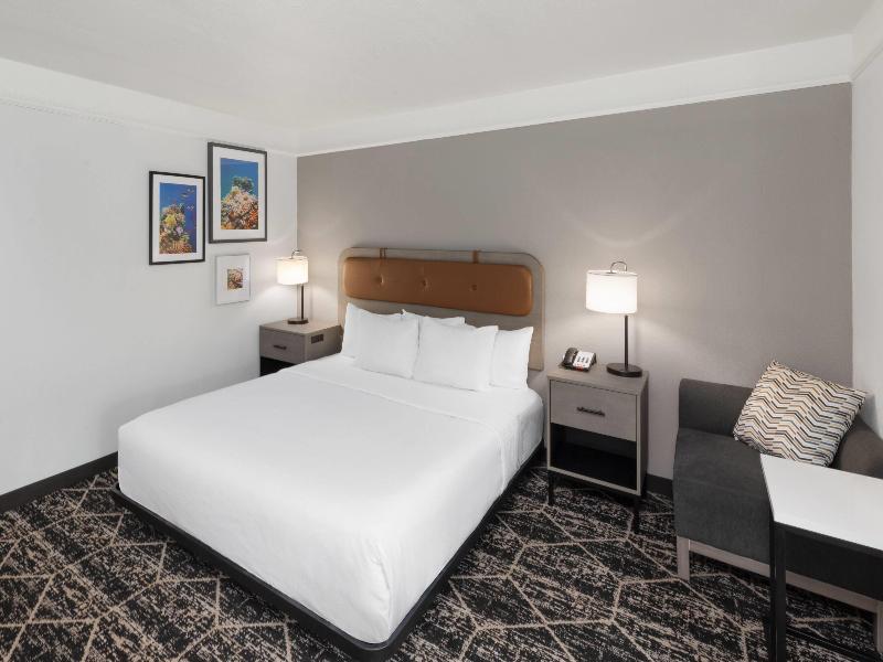 La Quinta Inn & Suites by Wyndham Houston Bush IAH image