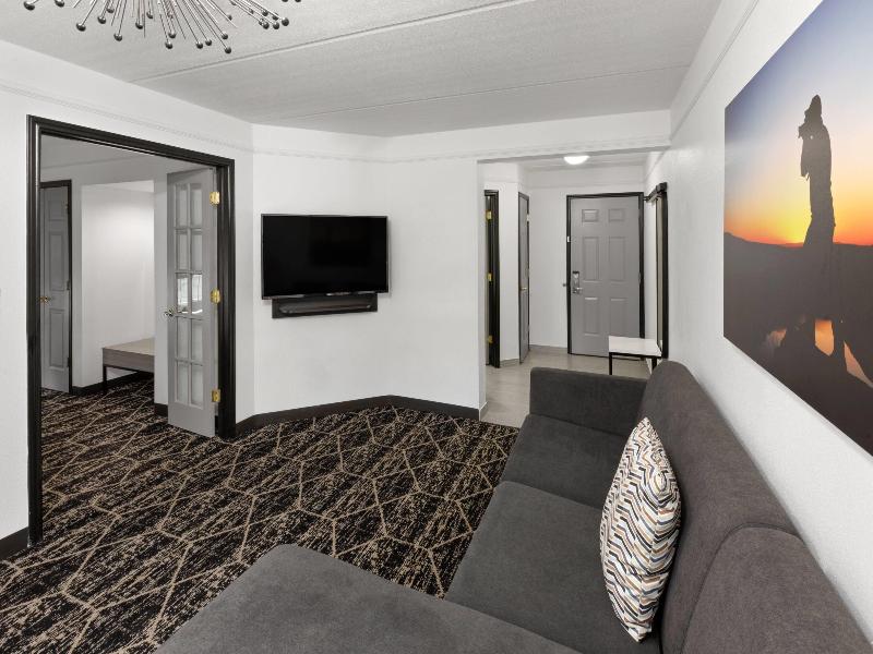 La Quinta Inn & Suites by Wyndham Houston Bush IAH image