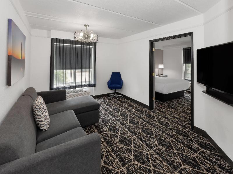 La Quinta Inn & Suites by Wyndham Houston Bush IAH image