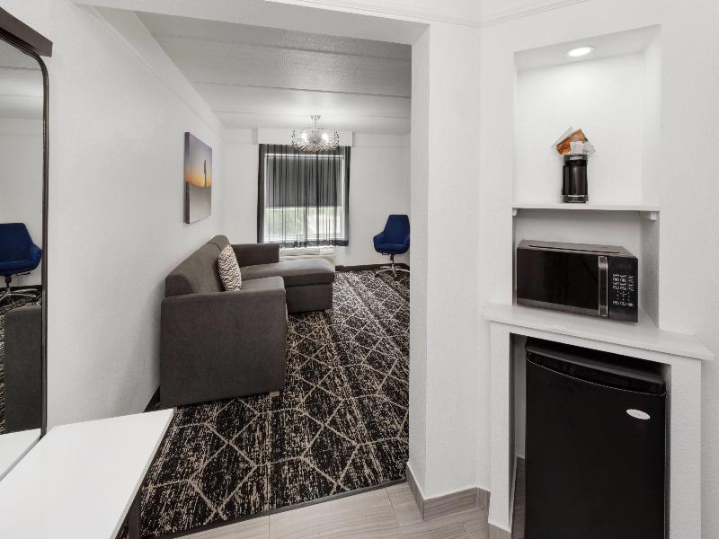 La Quinta Inn & Suites by Wyndham Houston Bush IAH image