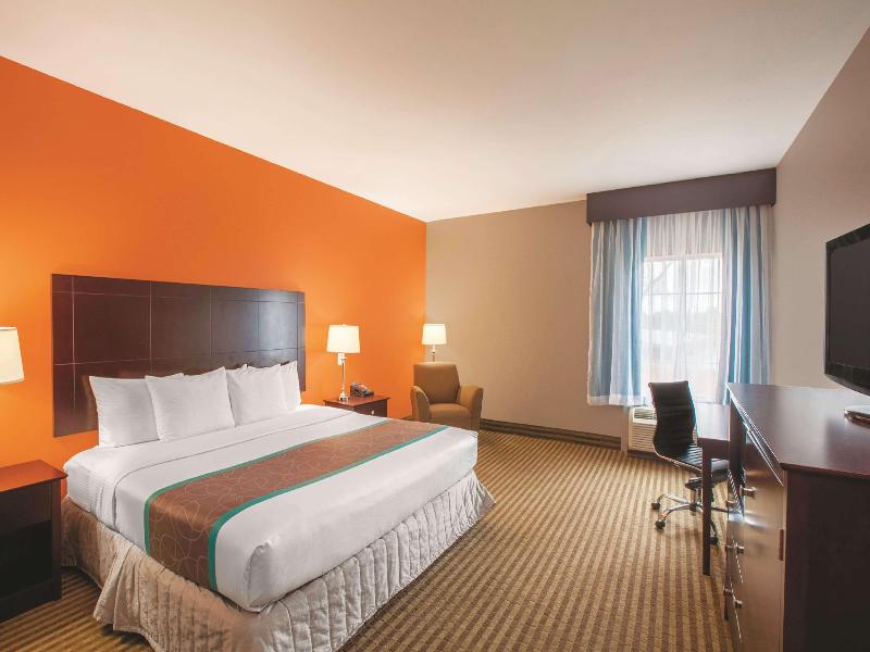 La Quinta Inn & Suites Houston Bush Airport image