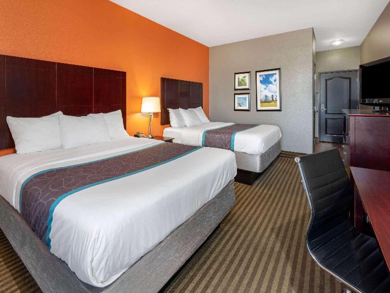 La Quinta Inn & Suites Houston Bush Airport image