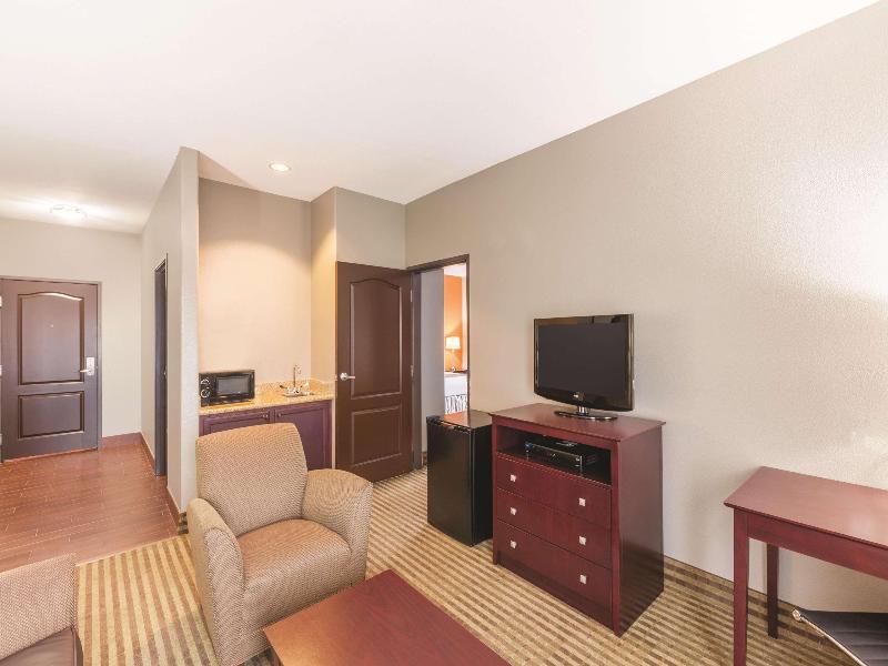 La Quinta Inn & Suites Houston Bush Airport image