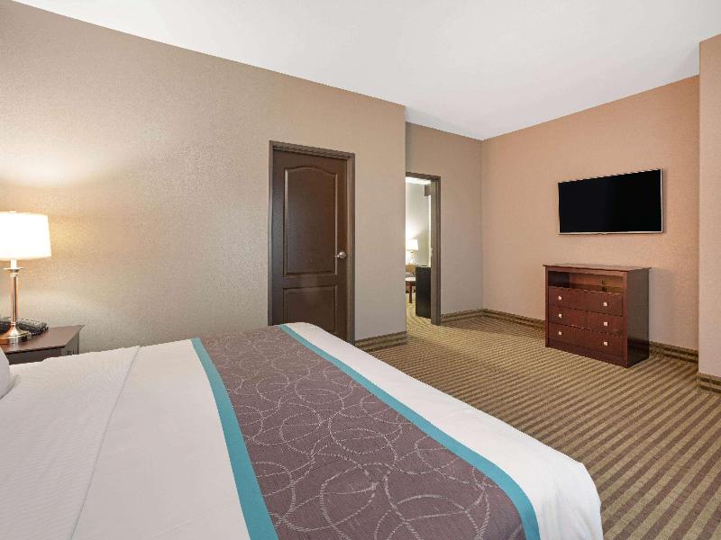 La Quinta Inn & Suites Houston Bush Airport image