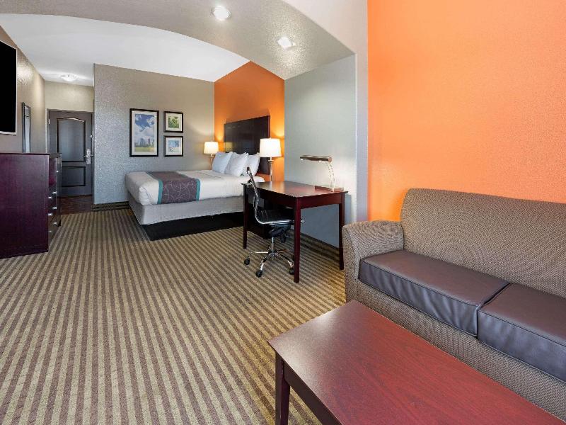 La Quinta Inn & Suites Houston Bush Airport image