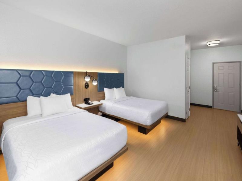 La Quinta Inn & Suites San Antonio Northwest image