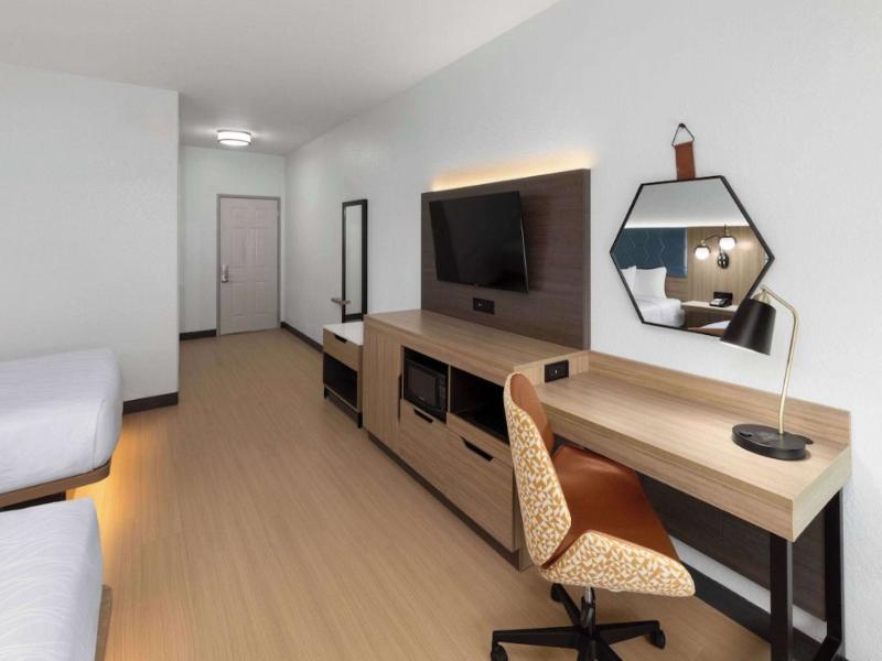 La Quinta Inn & Suites San Antonio Northwest image