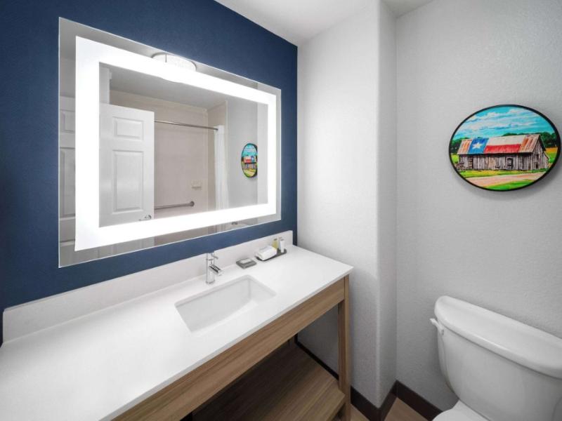 La Quinta Inn & Suites San Antonio Northwest image