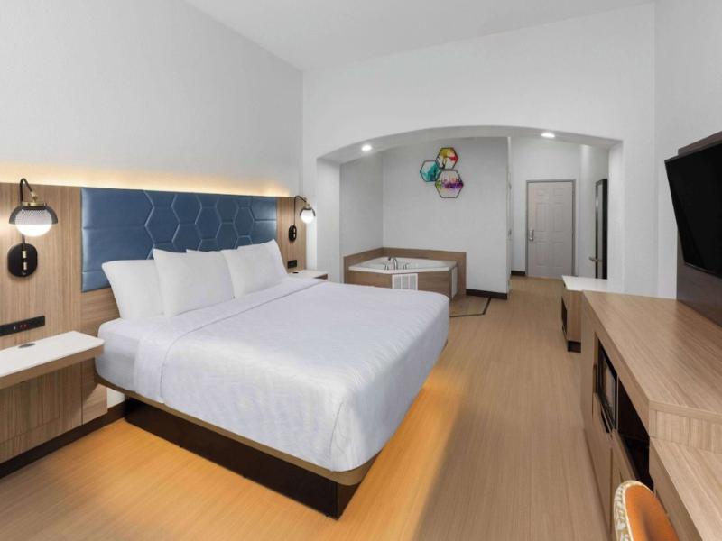 La Quinta Inn & Suites San Antonio Northwest image