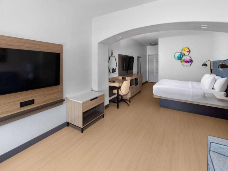 La Quinta Inn & Suites San Antonio Northwest image