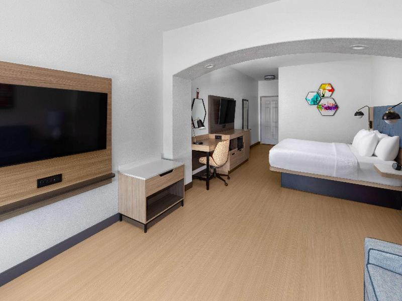 La Quinta Inn & Suites San Antonio Northwest image