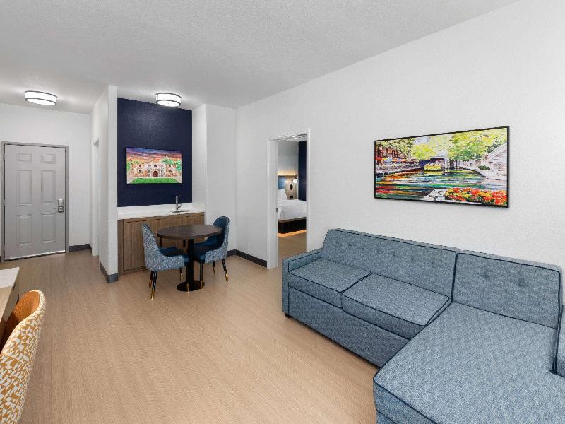 La Quinta Inn & Suites San Antonio Northwest image