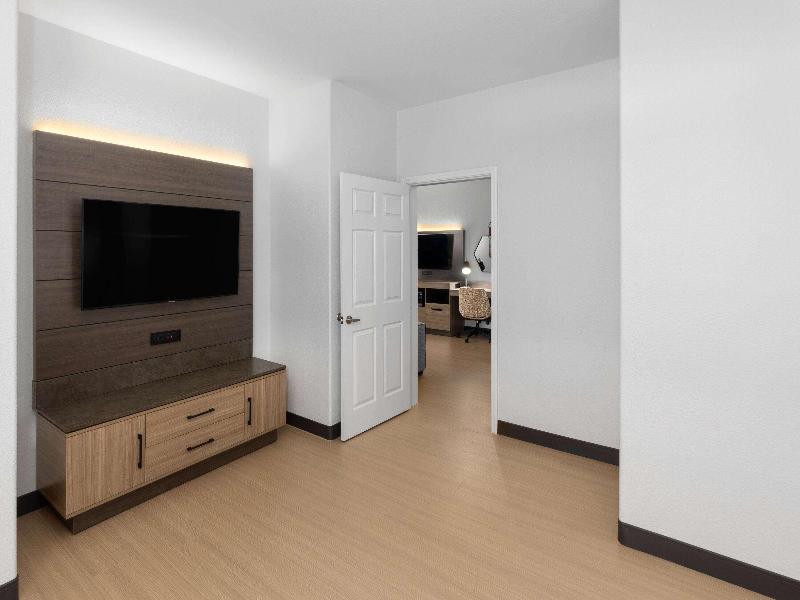 La Quinta Inn & Suites San Antonio Northwest image
