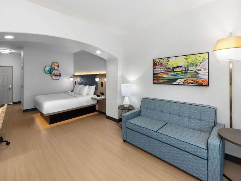 La Quinta Inn & Suites San Antonio Northwest image