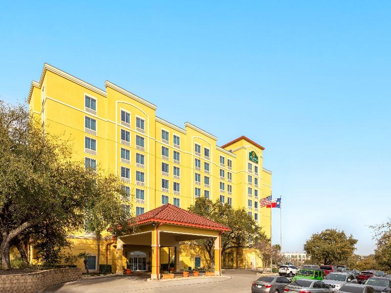 La Quinta Inn & Suites by Wyndham Medical Ctr NW image