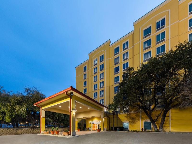 La Quinta Inn & Suites by Wyndham Medical Ctr NW image