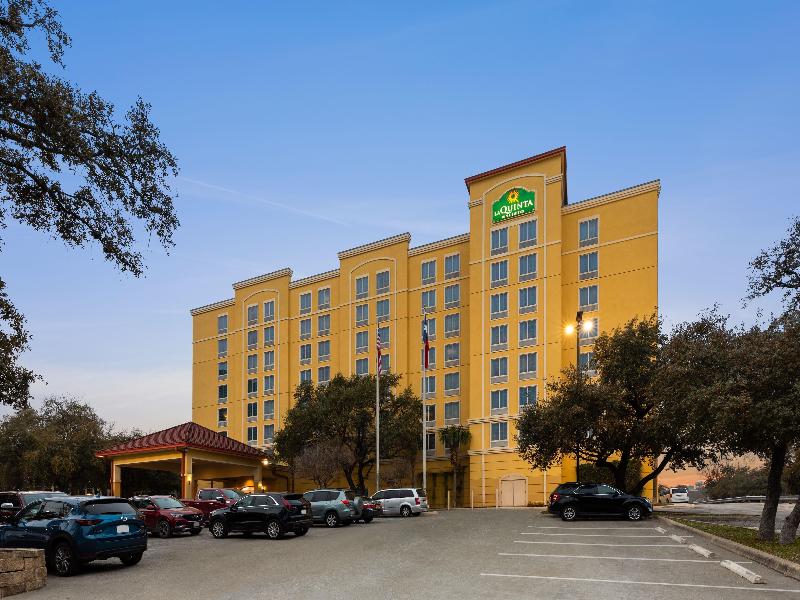 La Quinta Inn & Suites by Wyndham Medical Ctr NW image