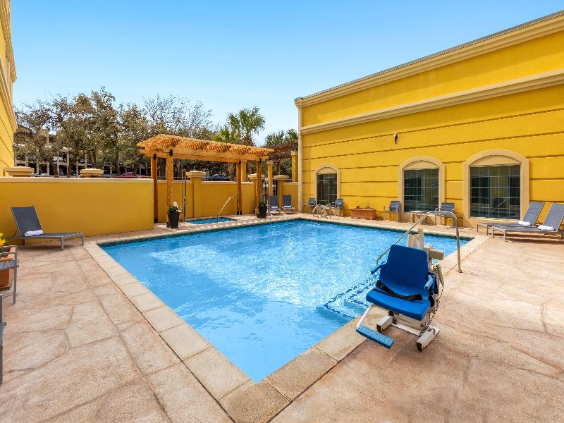 La Quinta Inn & Suites by Wyndham Medical Ctr NW image