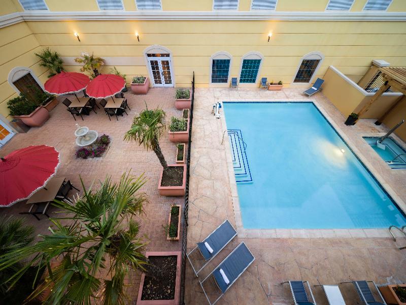 La Quinta Inn & Suites by Wyndham Medical Ctr NW image